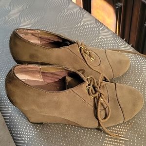 Size 8 ankle boots in olive green